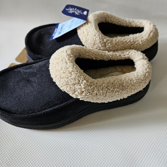 DEARFOAMS SLIPPERS - Picture 1 of 4